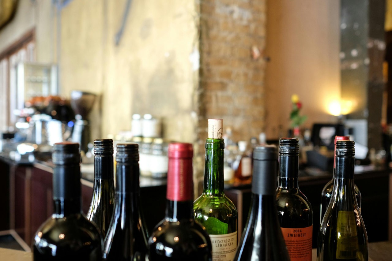 Sekrety etykiet winiarskich: Jak stać się ekspertem od win