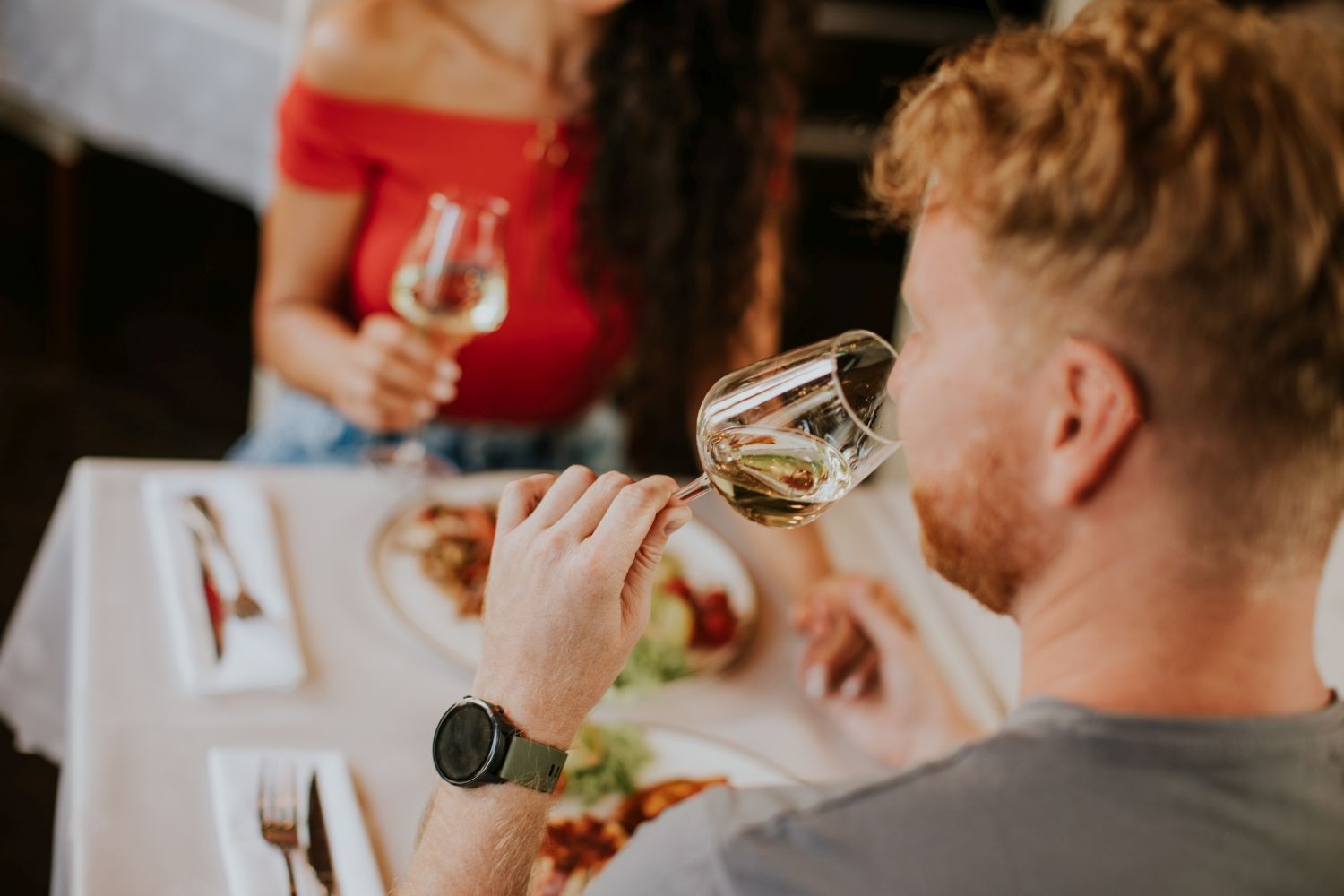 Jak degustować wino w restauracji i prawidłowo trzymać kieliszek z winem?