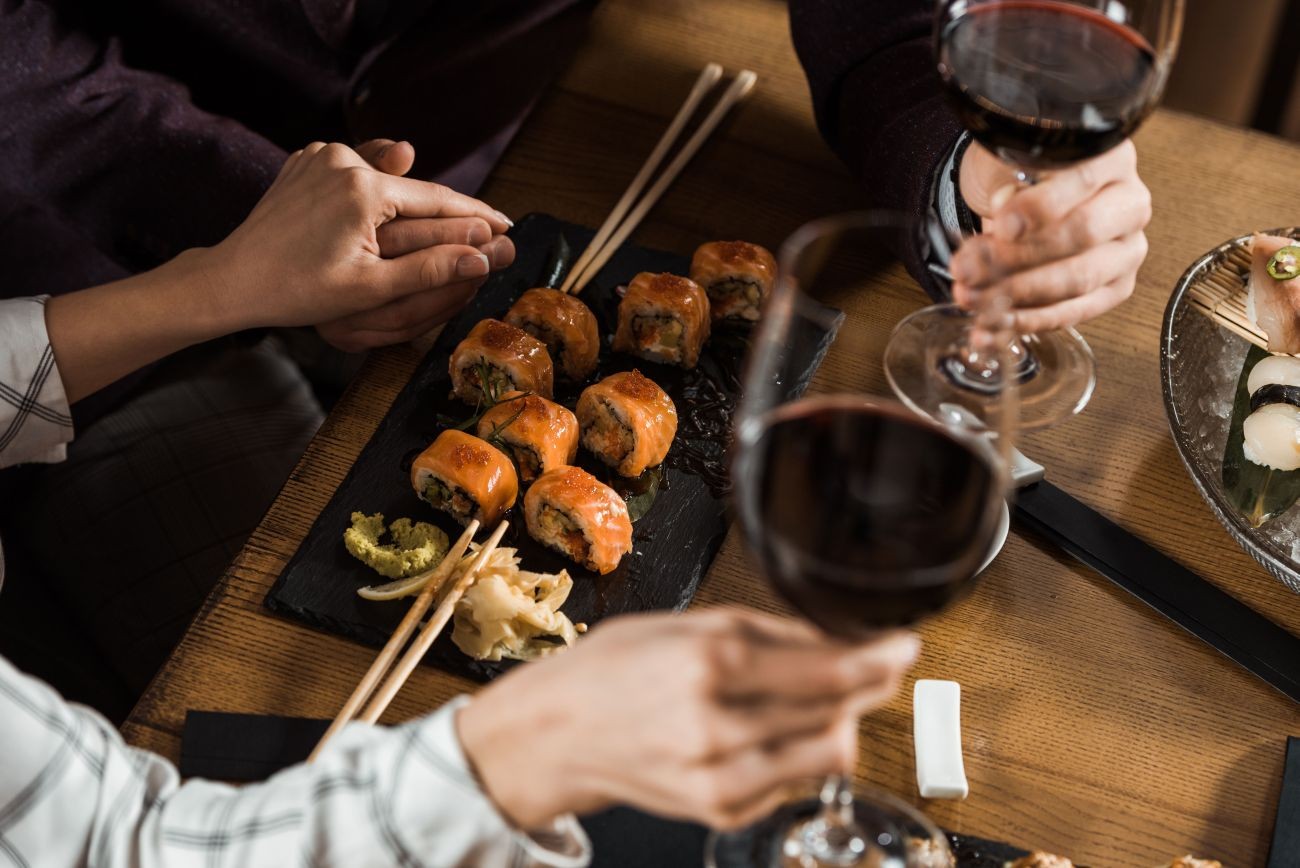 Jakie wino najlepiej podać do sushi? Kompleksowy poradnik